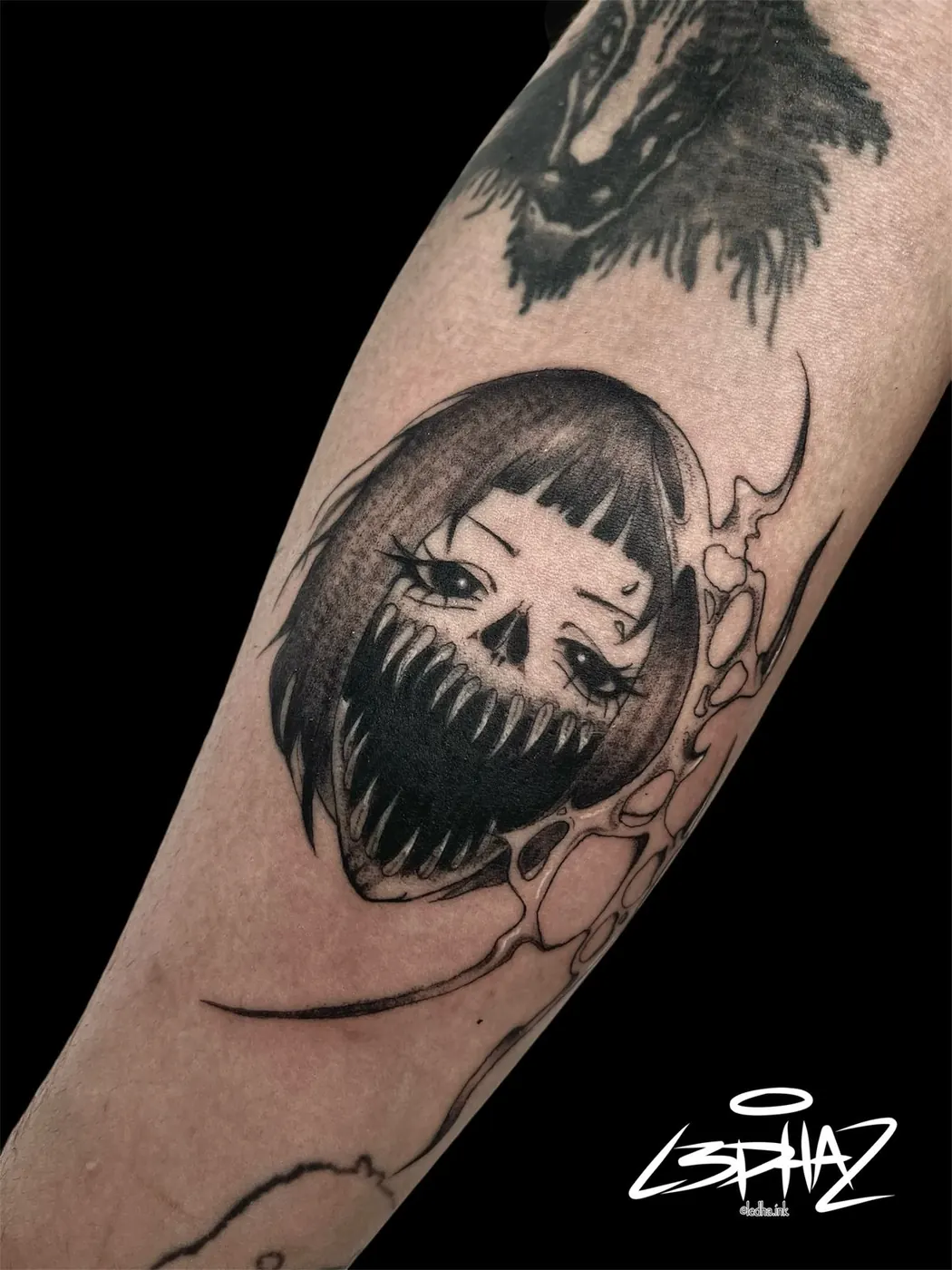 Tatuaje blackwork oscuro con contrastes marcados realizado por Ledha