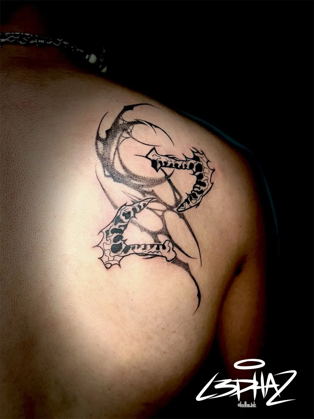Tatuaje neotribal en hombro por Ledha en Bogotá