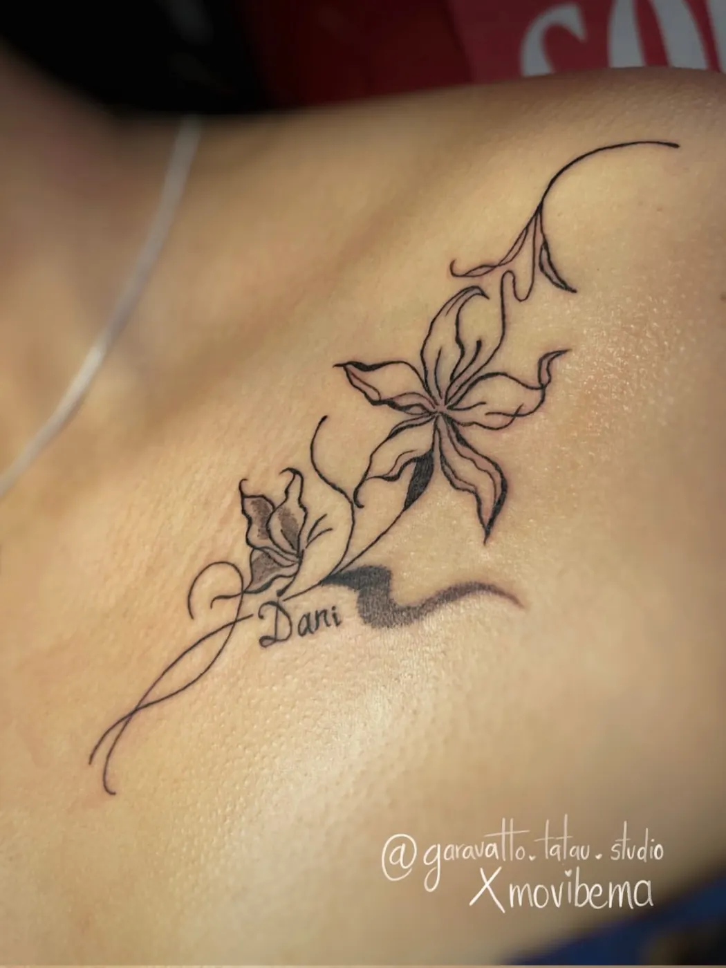 Tatuaje de flor en línea fina por Movibema para guía de precios