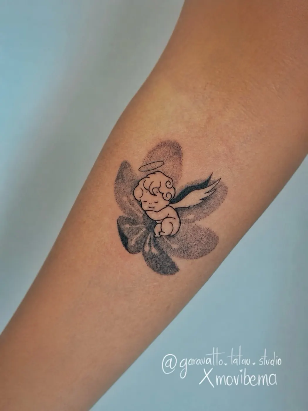 Tatuaje de ángel en línea fina por Movibema para primer tatuaje en Bogotá