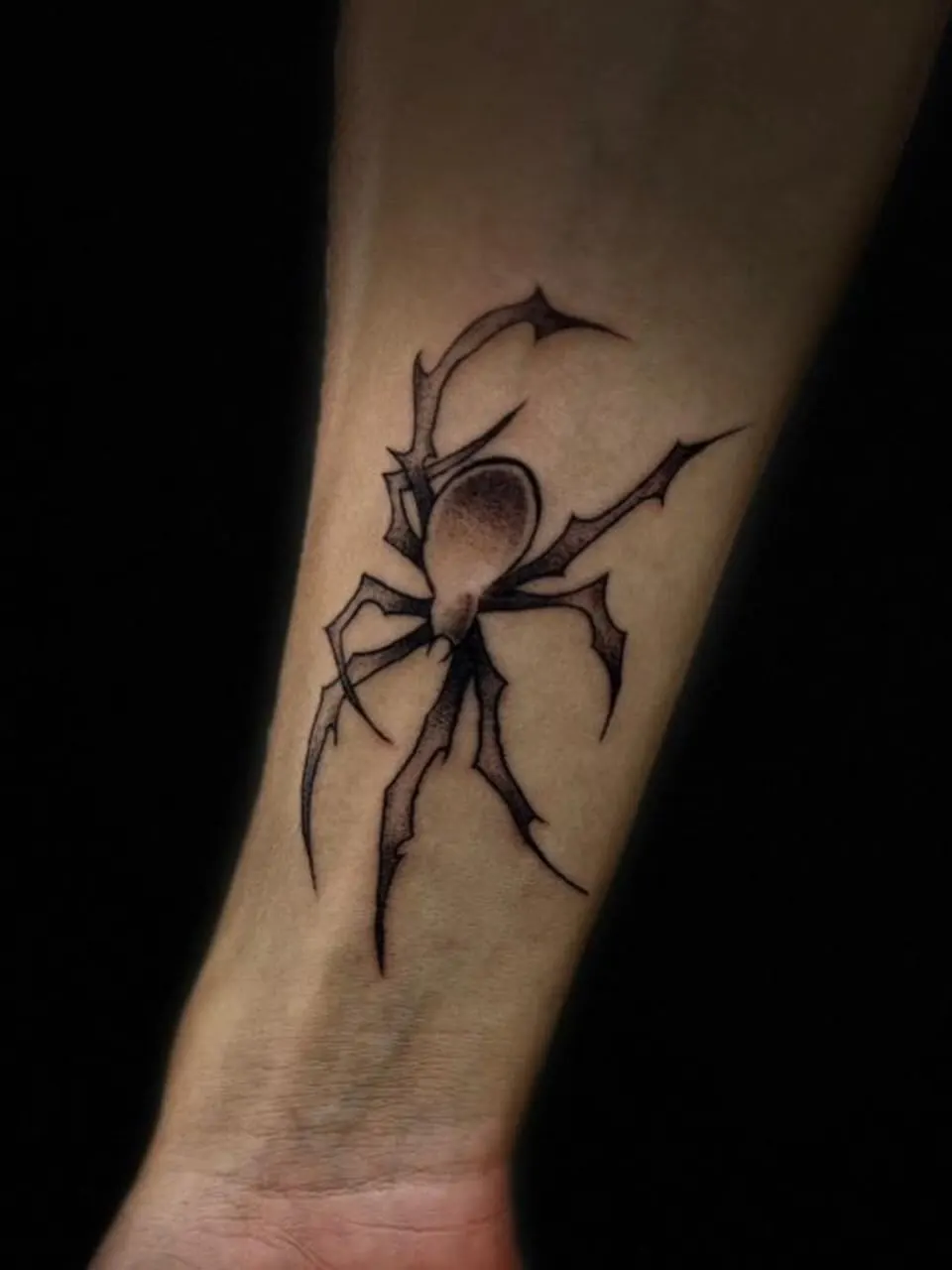 Tatuaje pequeño de araña blackwork por Sowii