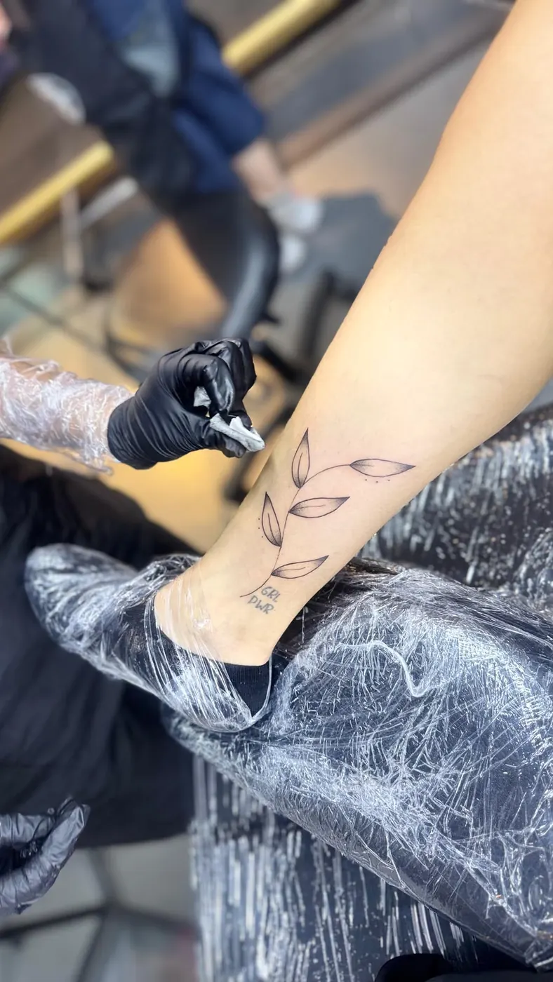 Tatuaje botánico fine line por Sowii en Bogotá