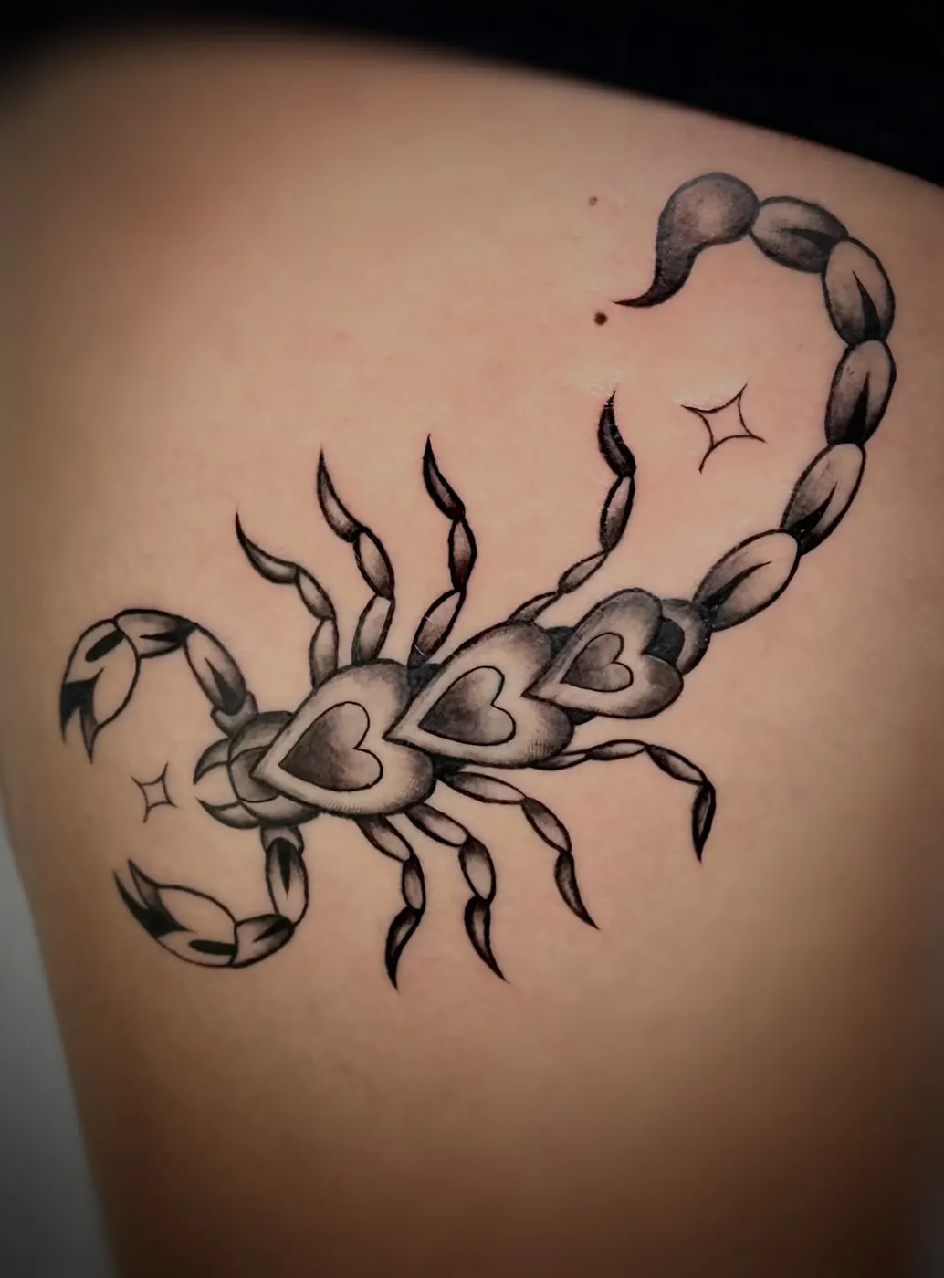 Tatuaje blackwork de escorpión por Sowii en Bogotá