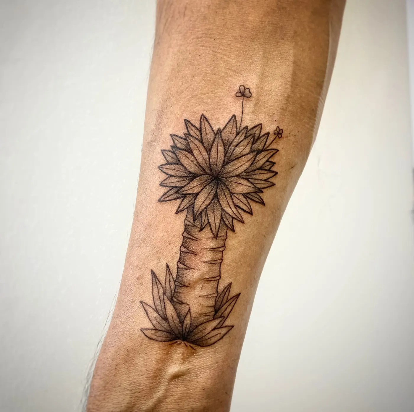 Tatuaje botánico blackwork por Sowii en Bogotá